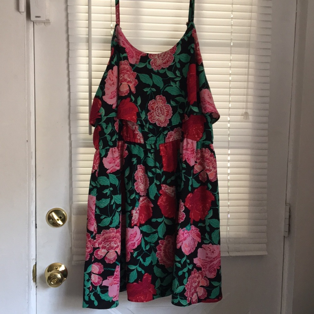Great floral dress w/ flounce 🌺🌸